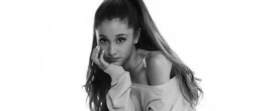Η Ariana Grande σε ασπρόμαυρη φωτογραφία με το χέρι στο πηγούνι.