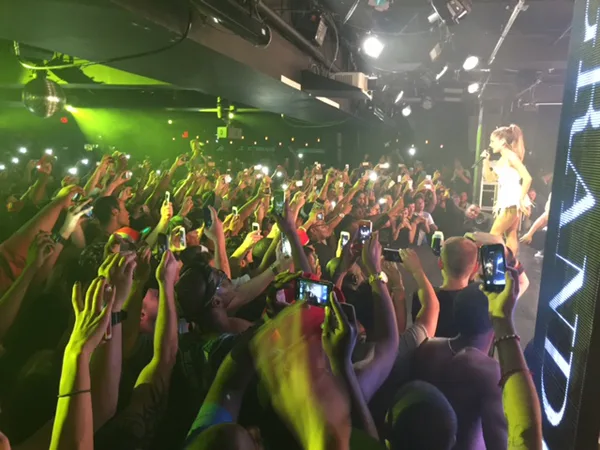 ariana-grande-gay-bar-3