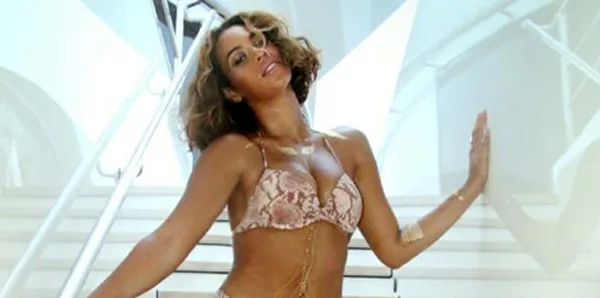 Η Beyonce ποζάρει με μπικίνι σε σκάλες