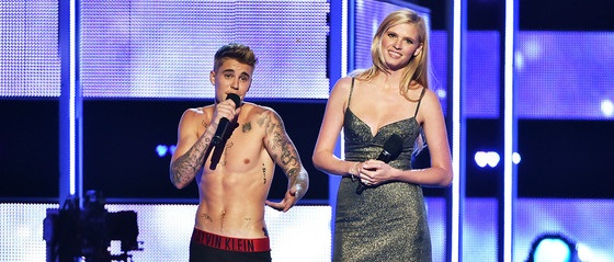 Το έκανε και αυτό! Δείτε τον Justin Bieber να κάνει στριπτίζ στη σκηνή!
