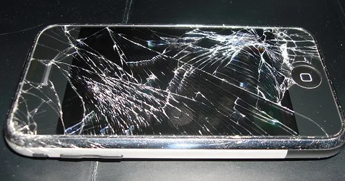 Κινητό τηλέφωνο iPhone με σπασμένη οθόνη