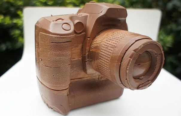 Μια φωτογραφική μηχανή DSLR κατασκευασμένη εξ ολοκλήρου από σοκολάτα.
