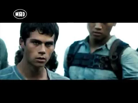 Σκηνή από ταινία με δύο νεαρούς άνδρες σε εξωτερικό χώρο.