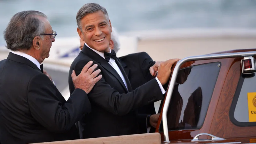 Ο George Clooney με σμόκιν σε σκάφος στη Βενετία.