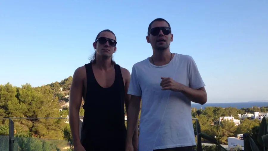 Οι Dimitri Vegas & Like Mike με γυαλιά ηλίου σε εξωτερικό χώρο.