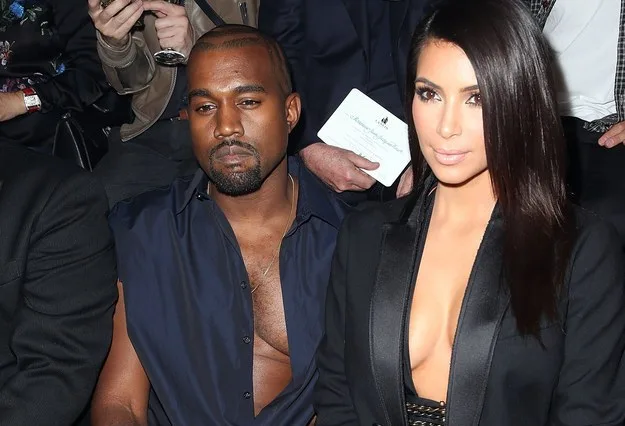 Ο Kanye West και η Kim Kardashian με ασορτί ντεκολτέ σε επίδειξη μόδας.