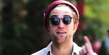 Ο Robert Pattinson με σκούφο και γυαλιά ηλίου.