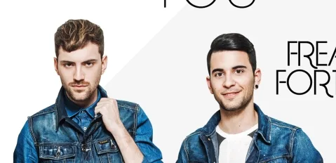 Οι Freaky Fortune με τζιν ρούχα σε λευκό φόντο.