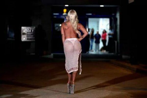 Απίστευτα προκλητική η Lady Gaga- Έφτασε στην Αθήνα!