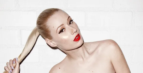 Η Iggy Azalea ποζάρει μπροστά από λευκό τοίχο.