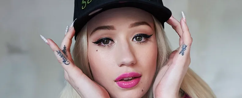 Η Iggy Azalea με μαύρο καπέλο και έντονο μακιγιάζ.