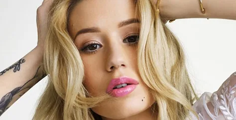 Η Iggy Azalea ποζάρει με τα χέρια στο κεφάλι