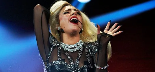 Η Lady Gaga σε εμφάνισή της, με αφορμή τη συναυλία της στο Ο.Α.Κ.Α.