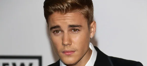 Ο Justin Bieber σε κοντινό πλάνο με κοστούμι.