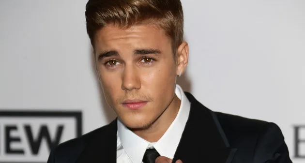 Ο Justin Bieber με κοστούμι σε επίσημη εκδήλωση