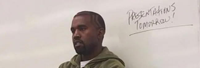 Ο Kanye West μπροστά από έναν λευκό πίνακα.
