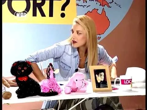 Η Μαντώ στο πλατό της εκπομπής Loca Report του Mad TV.