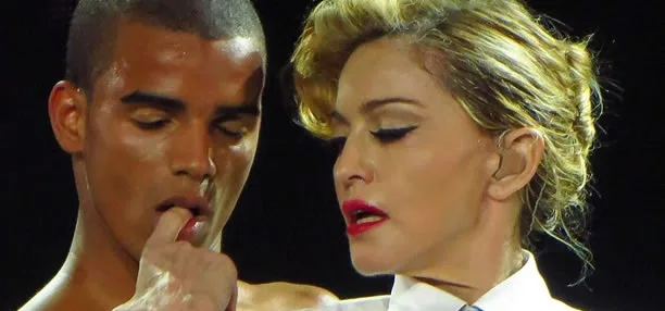 Η Madonna στη σκηνή με χορευτή κατά τη διάρκεια συναυλίας.