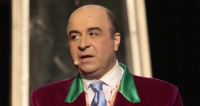 Ο Μάρκος Σεφερλής με κοστούμι σε θεατρική σκηνή.