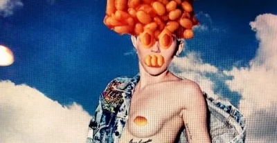 Η Miley Cyrus με επεξεργασμένη φωτογραφία με φασόλια στο πρόσωπο και το στήθος.