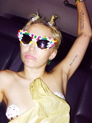miley-boobs-tassles3