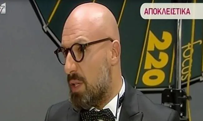 Ο Νίκος Μουτσινάς σε τηλεοπτική συνέντευξη.