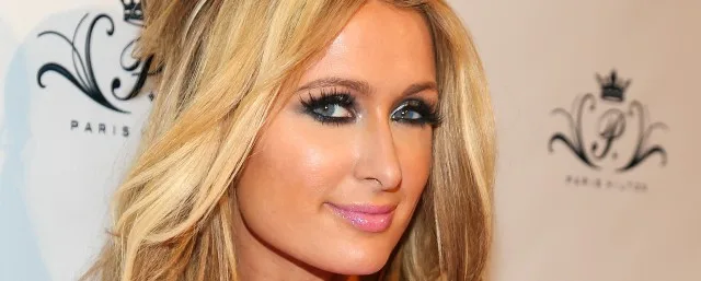 Η Paris Hilton σε επίσημη εμφάνιση, πρωταγωνίστρια σε άρθρο για το νέο της σκυλάκι.