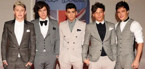 Οι One Direction ποζάρουν με κοστούμια.