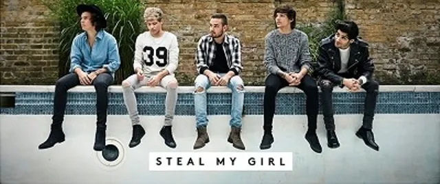 Το συγκρότημα One Direction κάθεται στην άκρη μιας άδειας πισίνας.