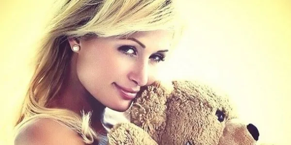 Η Paris Hilton ποζάρει αγκαλιά με έναν λούτρινο αρκούδο.