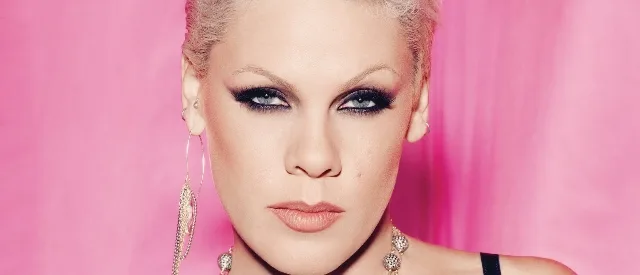 Κοντινό πορτρέτο της Pink με ξανθό κοντό μαλλί και έντονο μακιγιάζ στα μάτια.