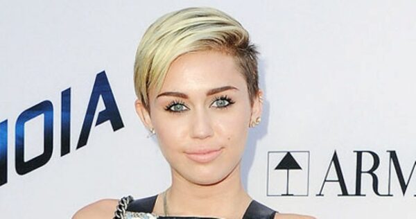 Νέο πρόσωπο της Mac Cosmetics η Miley Cyrus. Δείτε τη σέξυ αφίσα!