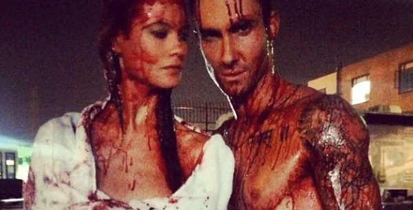 Ο Adam Levine και η Behati Prinsloo καλυμμένοι με αίμα στα γυρίσματα του Animals.