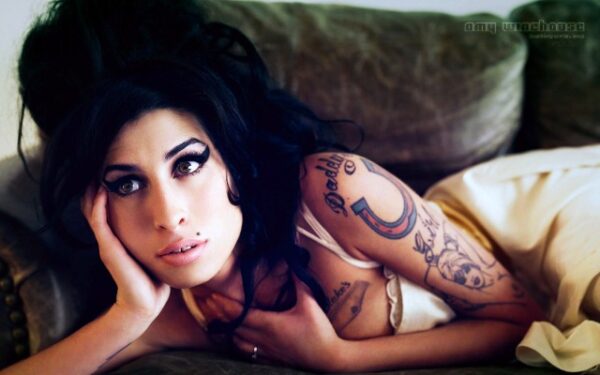 Δείτε φωτογραφίες από το άγαλμα της Amy Winehouse που αποκαλύφθηκε στο Camden!
