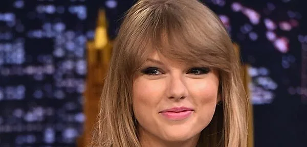 Κοντινό πλάνο της Taylor Swift με ξανθά μαλλιά και αφέλειες.