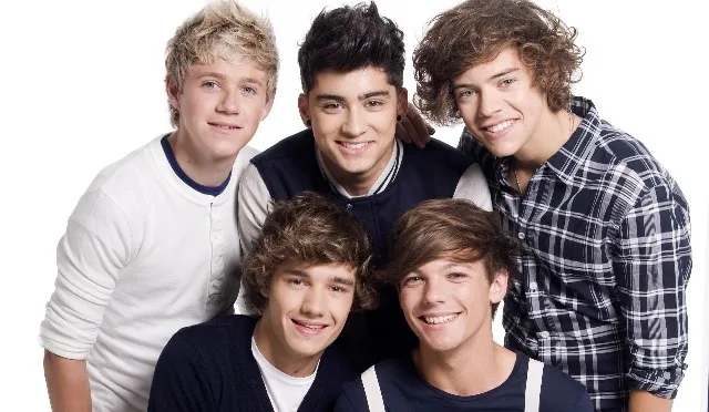 Τα μέλη του συγκροτήματος One Direction σε ομαδική φωτογραφία.