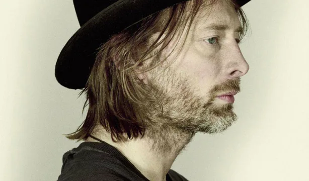 Ο Thom Yorke των Radiohead σε προφίλ με μαύρο καπέλο.