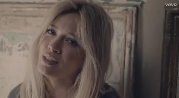 Η Hilary Duff σε κοντινό πλάνο από το video clip του τραγουδιού All About You.