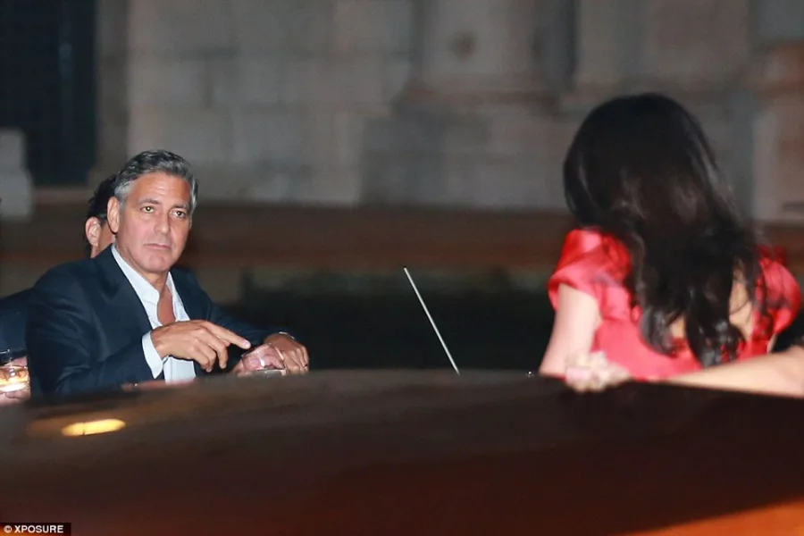 Ο Τζορτζ Κλούνεϊ σε βραδινή έξοδο στη Βενετία.