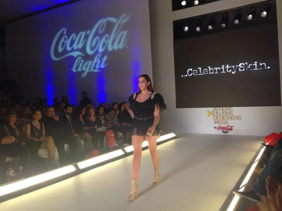 Η Antonella των KINGS περπατά στην πασαρέλα του Athens Xclusive Designers Week.