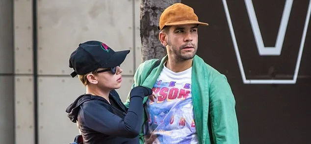 Η Scarlett Johansson και ο Romain Dauriac σε δρόμο της Νέας Υόρκης.