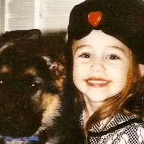 Παιδική φωτογραφία της Miley Cyrus με σκύλο