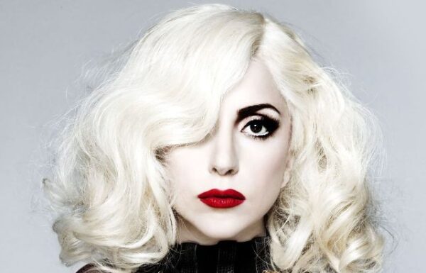 Νέα μόδα; Μετά τη Beyonce και η Lady Gaga με αφέλειες! Πως σας φαίνεται;