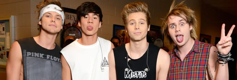 Τα μέλη του συγκροτήματος 5 Seconds Of Summer ποζάρουν στα παρασκήνια.
