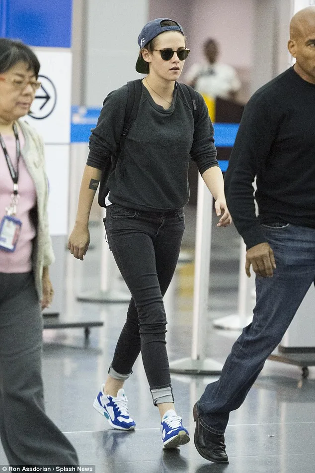 1412574605102_wps_87_Kristen_Stewart_walks_thr