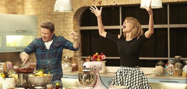 Δείτε την Taylor Swift να μαγειρεύει με τον Jamie Oliver σε ένα ξεκαρδιστικό video!