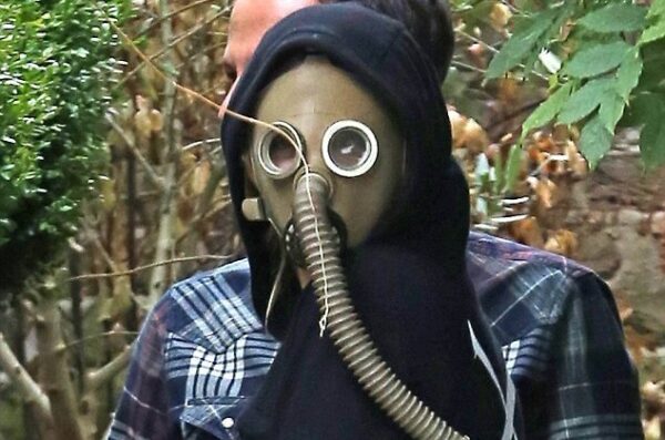 Έχουν τρελαθεί! Ποιό πασίγνωστο μοντέλο κυκλοφορούσε φορώντας μάσκα αερίου;