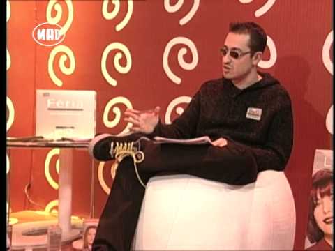Ο Θέμης Γεωργαντάς σε τηλεοπτικό πλατό του MAD TV.