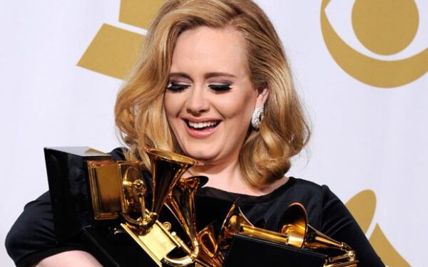 Τρομερό! Πόσα λεφτά την ημέρα βγάζει η Adele;