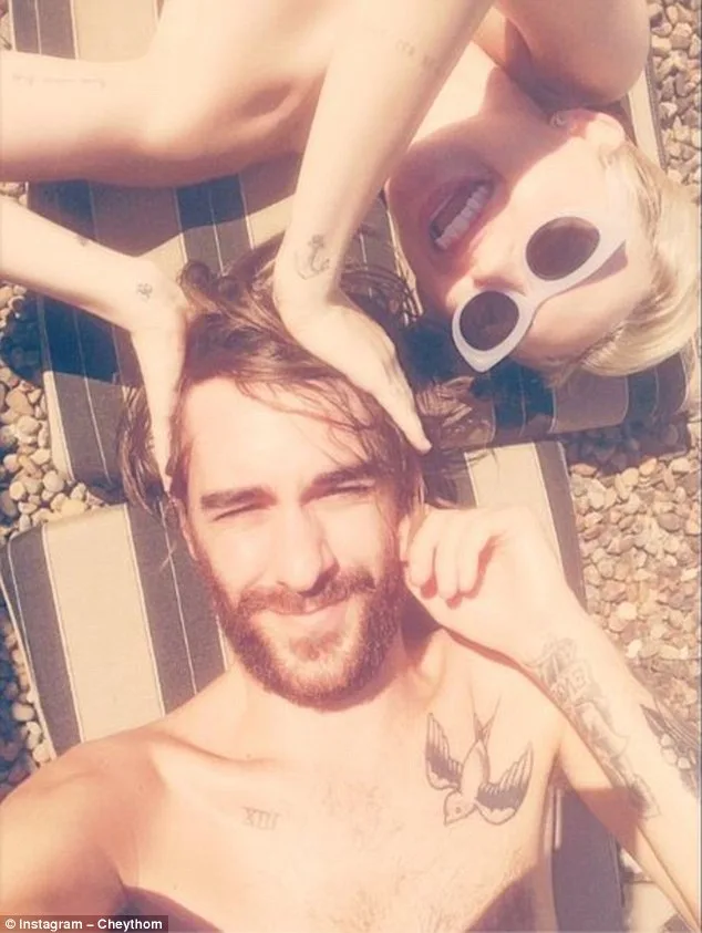 24_mileycyrus_3